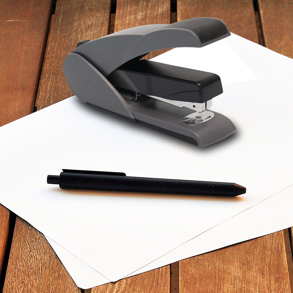 Light Touch Plastic Stapler 105*(24/6 26/6) Black